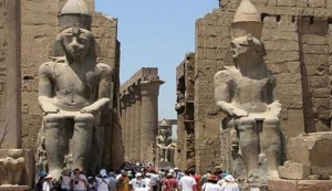 سياح ايرانيون يتجولون بمدينة الأقصر المصرية